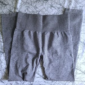 EUC - Seamless Grey Leggings w/Booty Contour